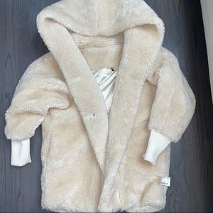 Fur woman’s throw over one button coat medium